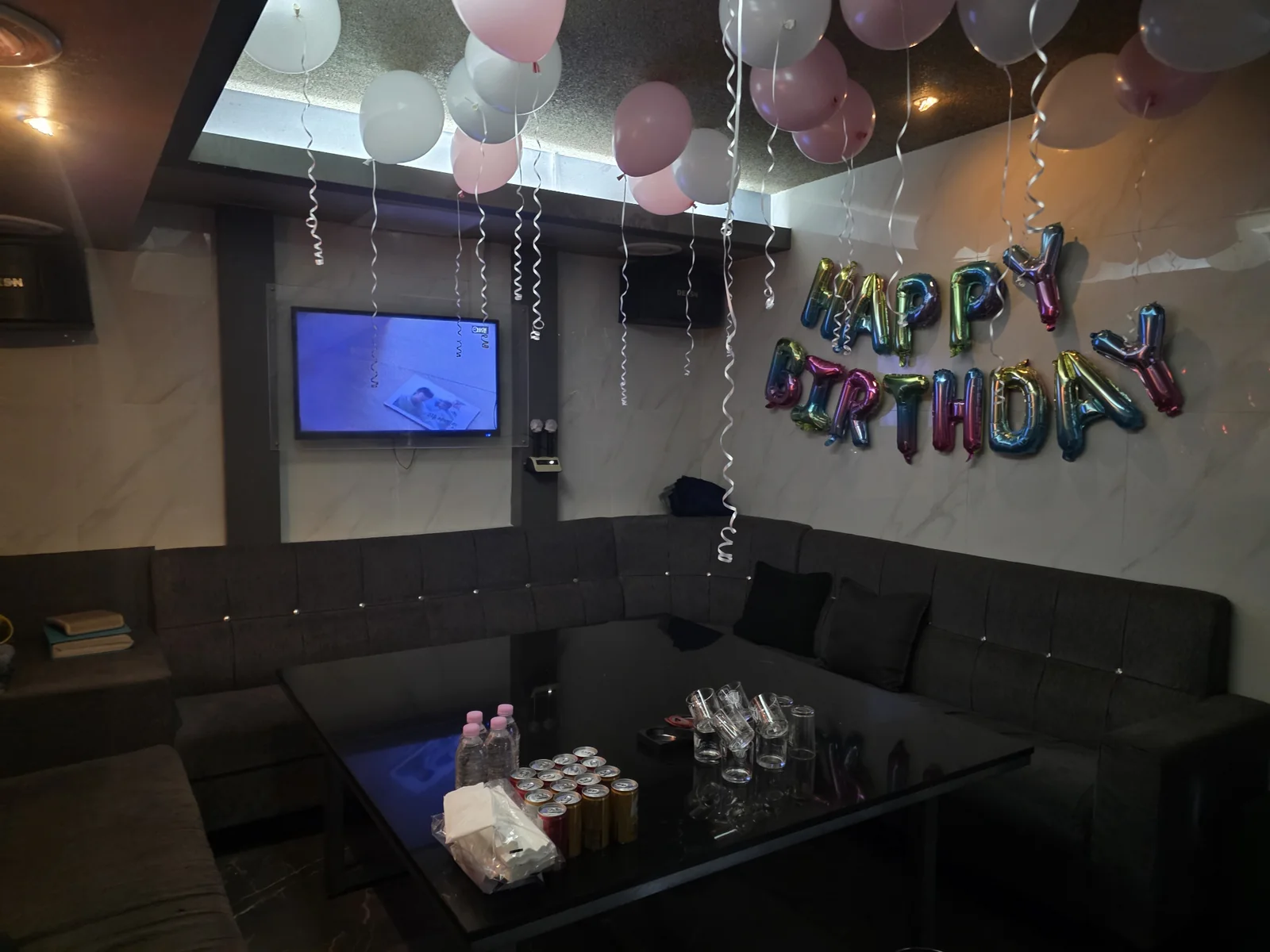 건대 W 생일 이벤트 세팅 - 풍선과 HAPPY BIRTHDAY 장식으로 꾸민 룸