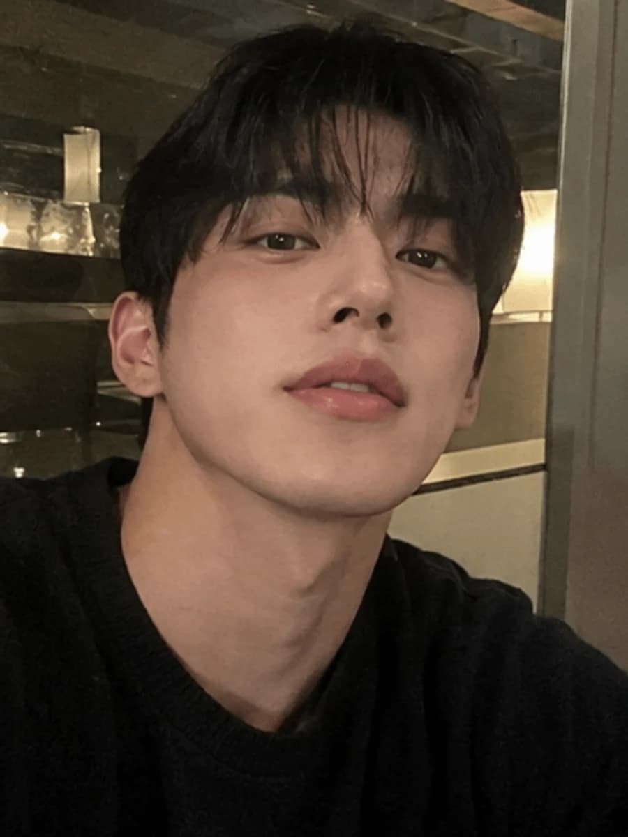 건대 W 가람실장 - 라운지 조명 아래 블랙 니트 스타일링 컷