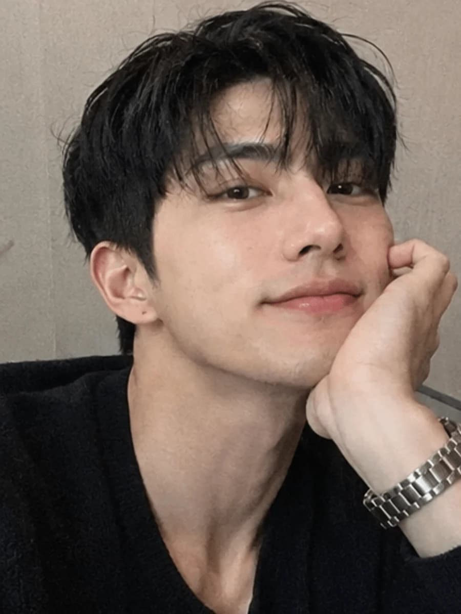건대 W 가람실장 - 손으로 턱을 괸 편안한 미소의 프로필 컷